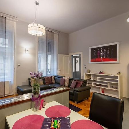 Lovely Purplish Apartment Heart Of The City Budapeste Exterior foto