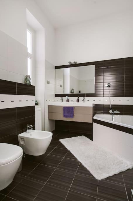 Lovely Purplish Apartment Heart Of The City Budapeste Exterior foto