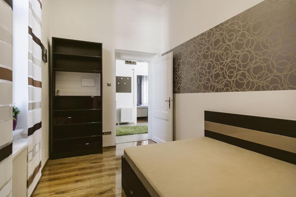 Lovely Purplish Apartment Heart Of The City Budapeste Exterior foto