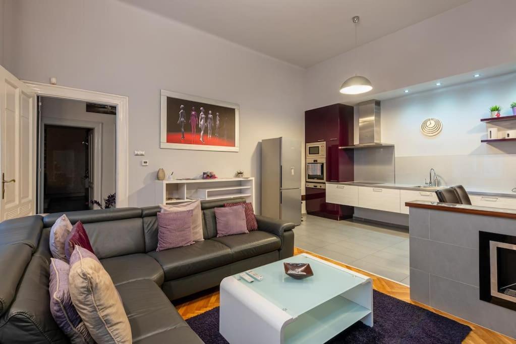 Lovely Purplish Apartment Heart Of The City Budapeste Exterior foto